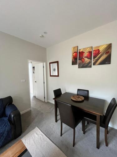 Self contained central Silverdale in سيبفرديل