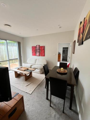 Self contained central Silverdale in سيبفرديل