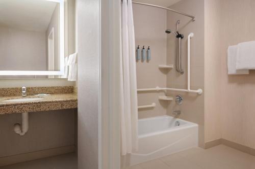 One-Bedroom King Suite with Sofa Bed image 6