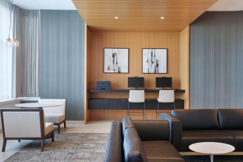 Residence Inn by Marriott Calgary Airport - image 5