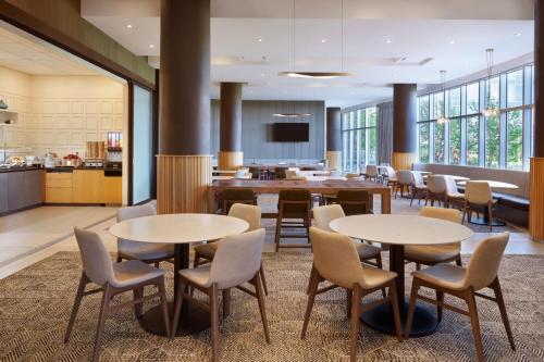 Residence Inn by Marriott Calgary Airport - image 4
