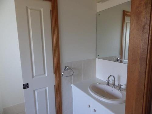 Two Bays 37 Encounter Crs Middleton - Linen Included