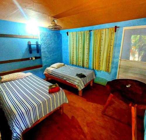 2 twin beds