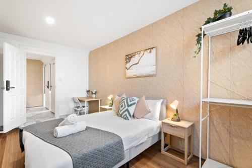 Boutique Queen Room - Centrally Located at Glenfield - Shared Bathroom in جنوب سيدني الغربية