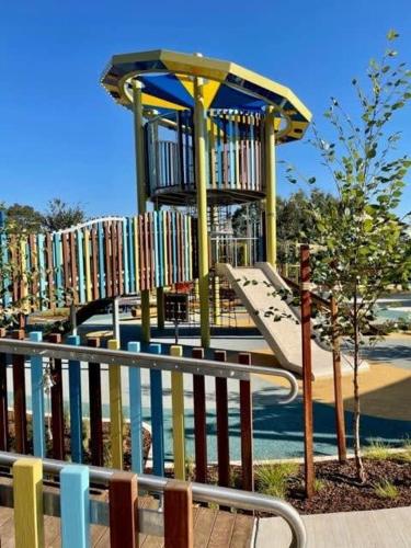 Boutique Queen Room - Centrally Located at Glenfield - Shared Bathroom in جنوب سيدني الغربية