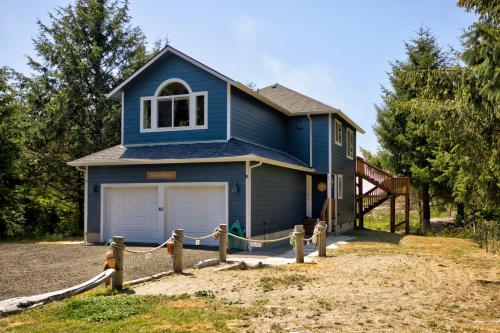 Ocean Front! Walk to Beach, Fenced Yard, Vacation Beach House in Ocean City (WA)