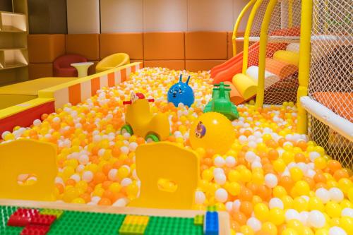 Yuexiu Hotel Guangzhou,Curio Collection by Hilton-Free shuttle between hotel and Exhibition Center during Canton Fair & Exhibitor Registration Counter