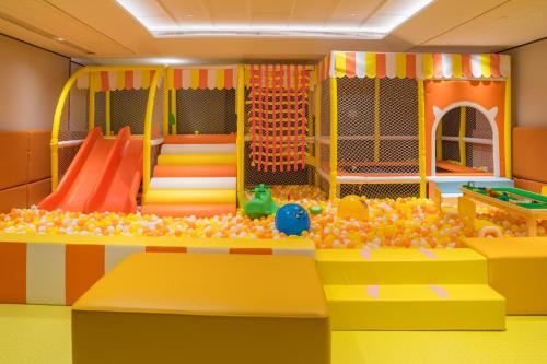 Yuexiu Hotel Guangzhou,Curio Collection by Hilton-Free shuttle between hotel and Exhibition Center during Canton Fair & Exhibitor Registration Counter