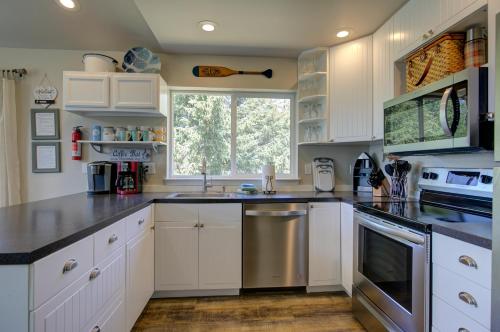 Ocean Front! Walk to Beach, Fenced Yard, Vacation Beach House in Ocean City (WA)