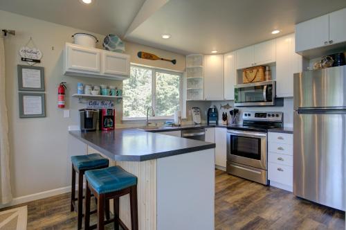 Ocean Front! Walk to Beach, Fenced Yard, Vacation Beach House in Ocean City (WA)