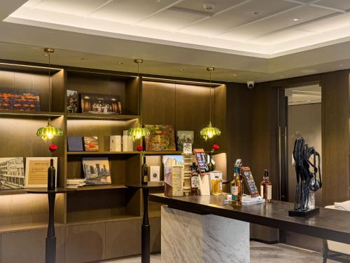 Yuexiu Hotel Guangzhou,Curio Collection by Hilton-Free shuttle between hotel and Exhibition Center during Canton Fair & Exhibitor Registration Counter