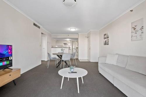 Sydney Central Convenient 1Bedroom Apt with Free Parking - image 2