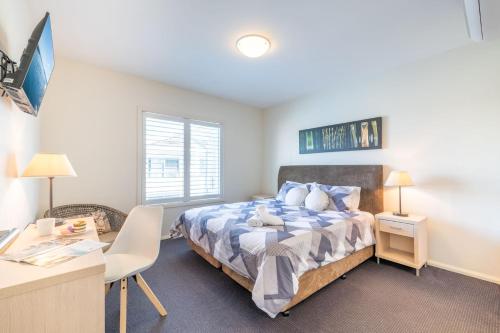 Pacific Blue 244, 255 Sandy Point Rd - pool, aircon, linen and resort features