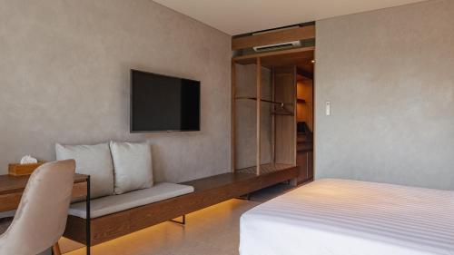 Deluxe Room image 6