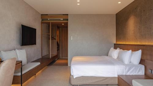 Deluxe Room image 7