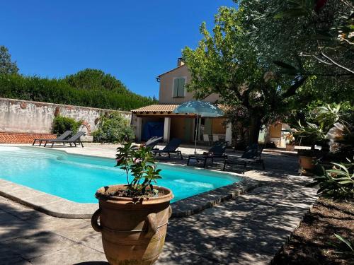 Villa provençale avec piscine et grand jardin gîte à louer Saint-Geniès-de-Comolas