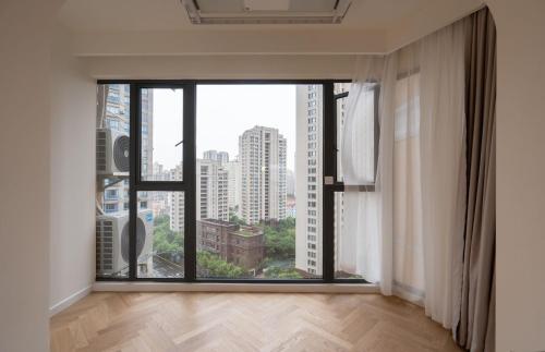View, Eastern Hub - Bund Branch 3-Bedroom Near Yuyuan Garden, Nanjing Road with Shanghai Tower Views, Near near South Bund Soft Spinning Material Market