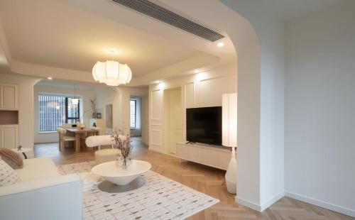 Shared lounge/TV area, Eastern Hub - Bund Branch 3-Bedroom Near Yuyuan Garden, Nanjing Road with Shanghai Tower Views, Near near South Bund Soft Spinning Material Market