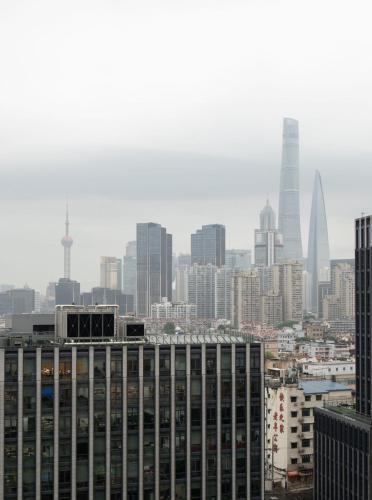 View, Eastern Hub - Bund Branch 3-Bedroom Near Yuyuan Garden, Nanjing Road with Shanghai Tower Views, Near near South Bund Soft Spinning Material Market