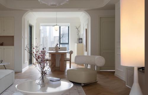 Eastern Hub - Bund Branch 3-Bedroom Near Yuyuan Garden, Nanjing Road with Shanghai Tower Views, Near near South Bund Soft Spinning Material Market