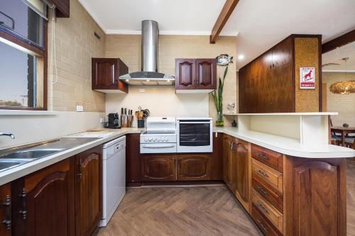 Ocean Close - Spacious Beach House, Guilderton (photo 9)