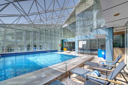 수영장, La Quinta by Wyndham Abu Dhabi Al Wahda in 아부다비