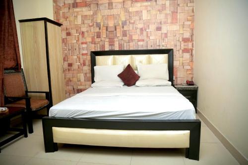 Hotel Tulip Inn - image 2