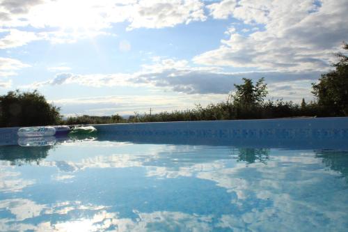 Les Blés Dorés et Les Graines de Lin, 2 gîtes à la Ferme avec moutons et piscine, à côté de Beaune (Les Bles Dores maison 3 chambres et Les Graines de Lin maison 3 chambres, 2 gites independants avec ) in Corgengoux