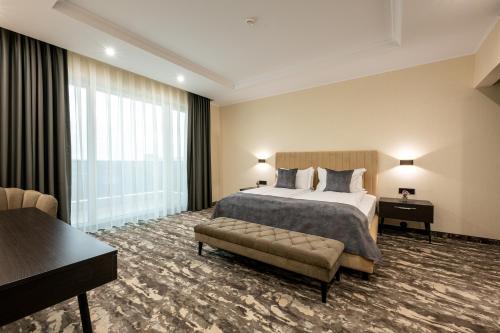 1 queen bed, 1 sofa bed