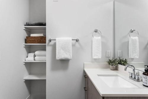 Studio Apt in the Center of Downtown by Cozysuites, Indianapolis (photo 7)