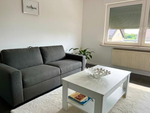 Elegante Wohnung in Erftstadt mit Balkon, Zentral, Bahnhof, Phantasialand nah