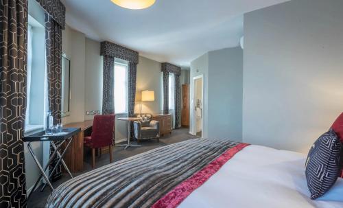 Deluxe King Room image 8