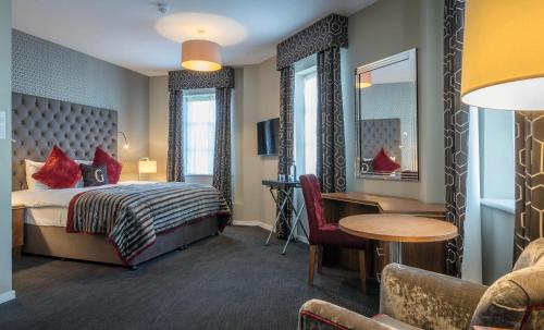 Deluxe King Room image 6