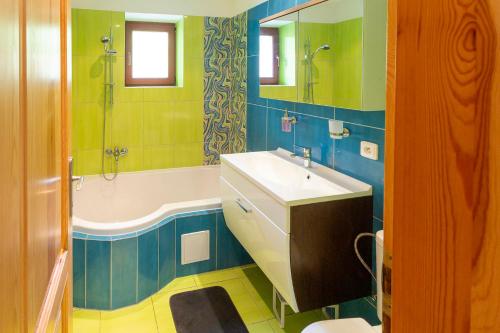 2 bedrooms, 5 beds