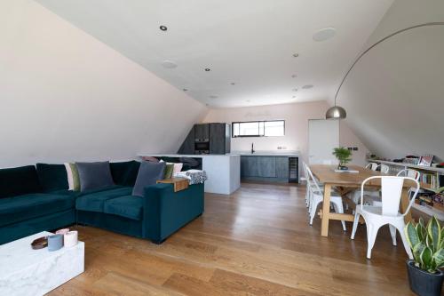 Penthouse of Old Piano Factory in Kentish Town - Homestay, London (photo 7)