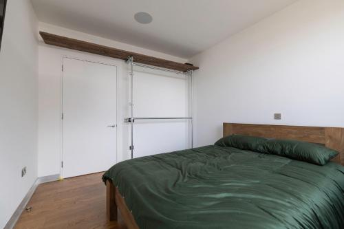 Penthouse of Old Piano Factory in Kentish Town - Homestay, London (photo 3)