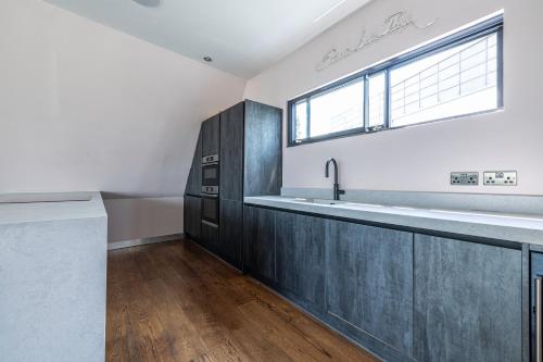 Penthouse of Old Piano Factory in Kentish Town - Homestay, London (photo 8)