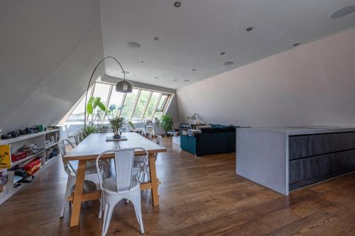 Penthouse of Old Piano Factory in Kentish Town - Homestay, London (photo 10)