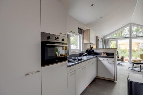 Modern ingericht chalet op groen park op de Veluwe Modern ingericht chalet op groen park op de Veluwe