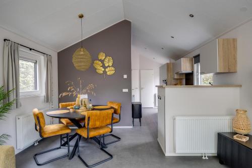 Modern ingericht chalet op groen park op de Veluwe Modern ingericht chalet op groen park op de Veluwe