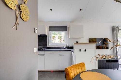 Modern ingericht chalet op groen park op de Veluwe Modern ingericht chalet op groen park op de Veluwe