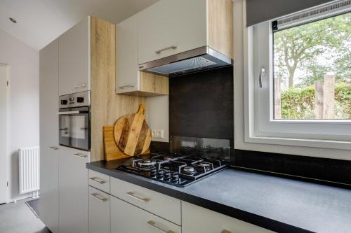 Modern ingericht chalet op groen park op de Veluwe Modern ingericht chalet op groen park op de Veluwe