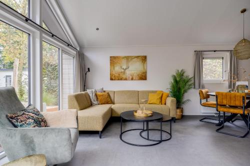 Modern ingericht chalet op groen park op de Veluwe Modern ingericht chalet op groen park op de Veluwe