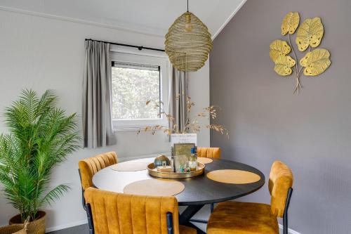 Modern ingericht chalet op groen park op de Veluwe Modern ingericht chalet op groen park op de Veluwe