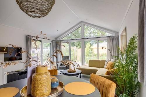 Modern ingericht chalet op groen park op de Veluwe Modern ingericht chalet op groen park op de Veluwe