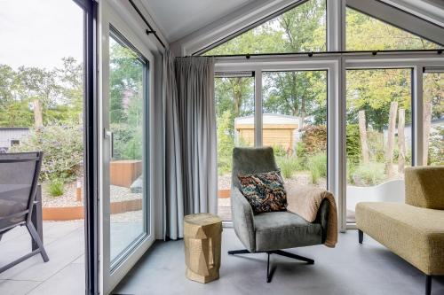 Modern ingericht chalet op groen park op de Veluwe Modern ingericht chalet op groen park op de Veluwe