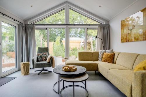 Modern ingericht chalet op groen park op de Veluwe Modern ingericht chalet op groen park op de Veluwe