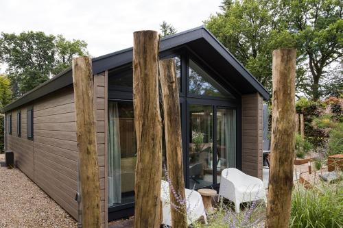 Modern ingericht chalet op groen park op de Veluwe Modern ingericht chalet op groen park op de Veluwe