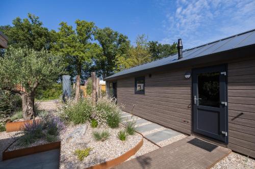 Modern ingericht chalet op groen park op de Veluwe Modern ingericht chalet op groen park op de Veluwe