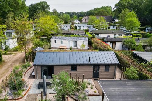 Modern ingericht chalet op groen park op de Veluwe Modern ingericht chalet op groen park op de Veluwe